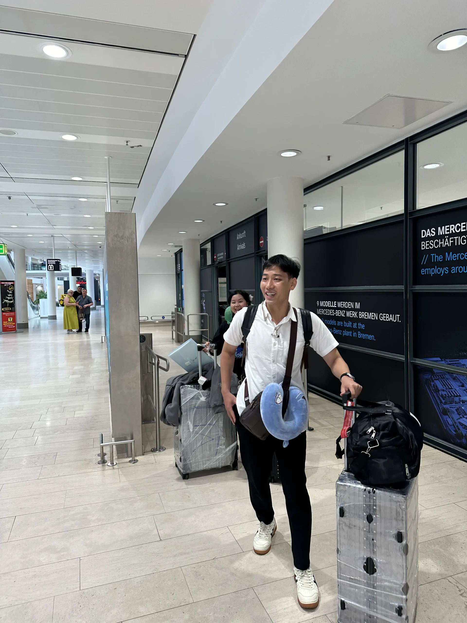 Nhóm đến sân bay Bremen
