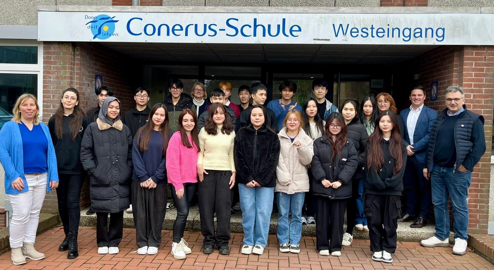 25 học viên tại Conerus-Schule