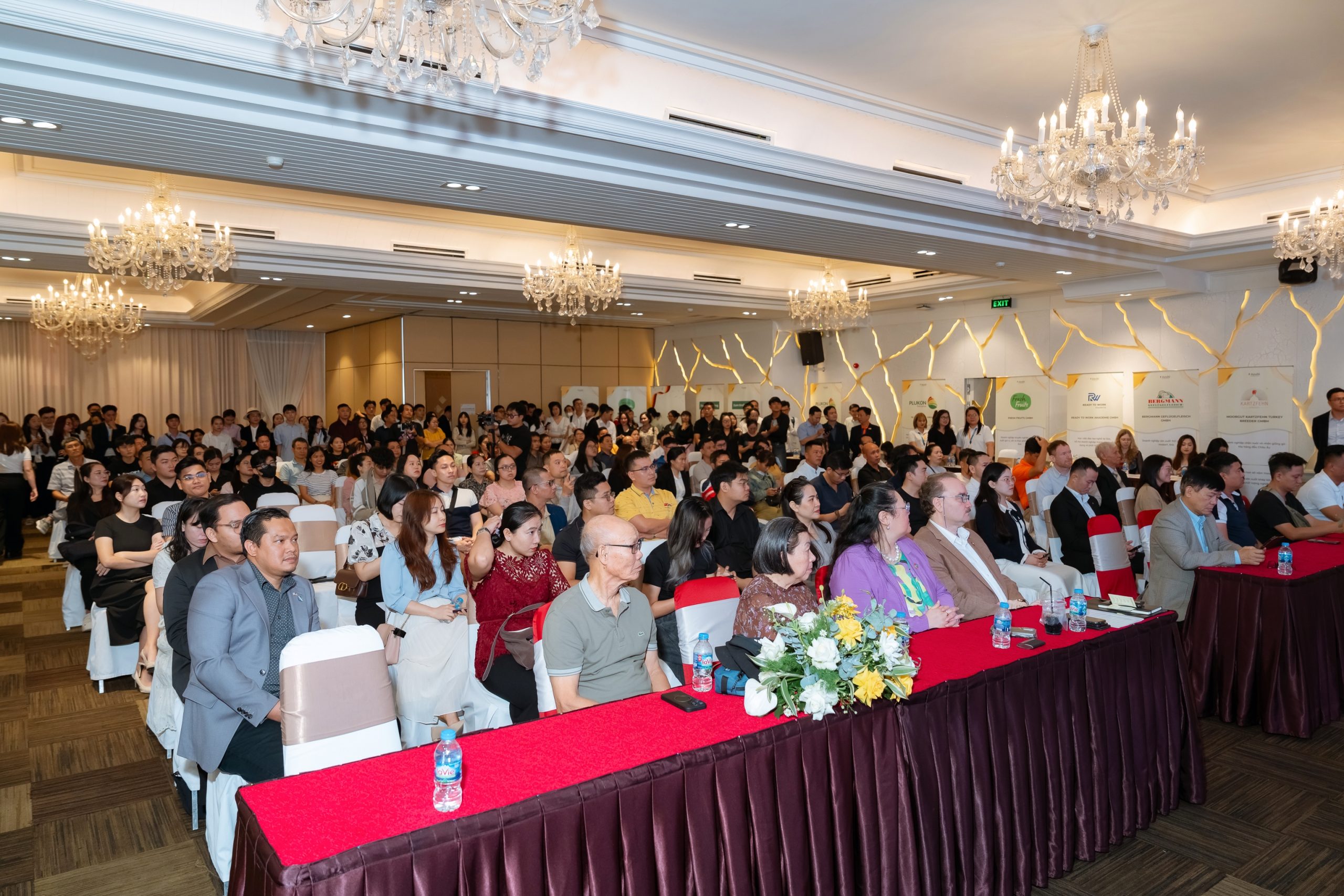 200+ khách mời
