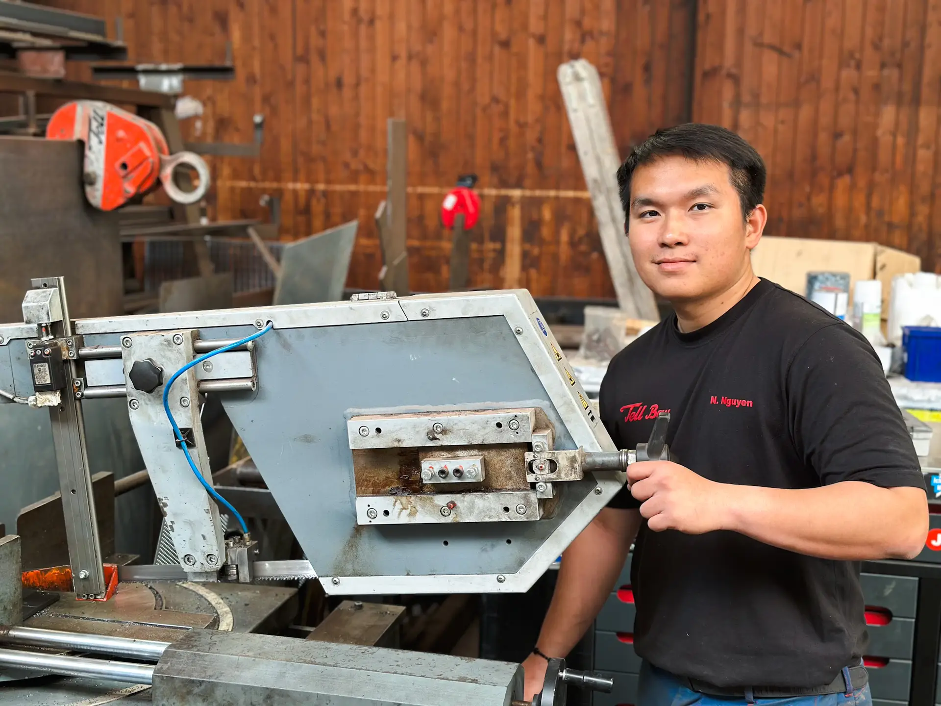 Nam tại công trường